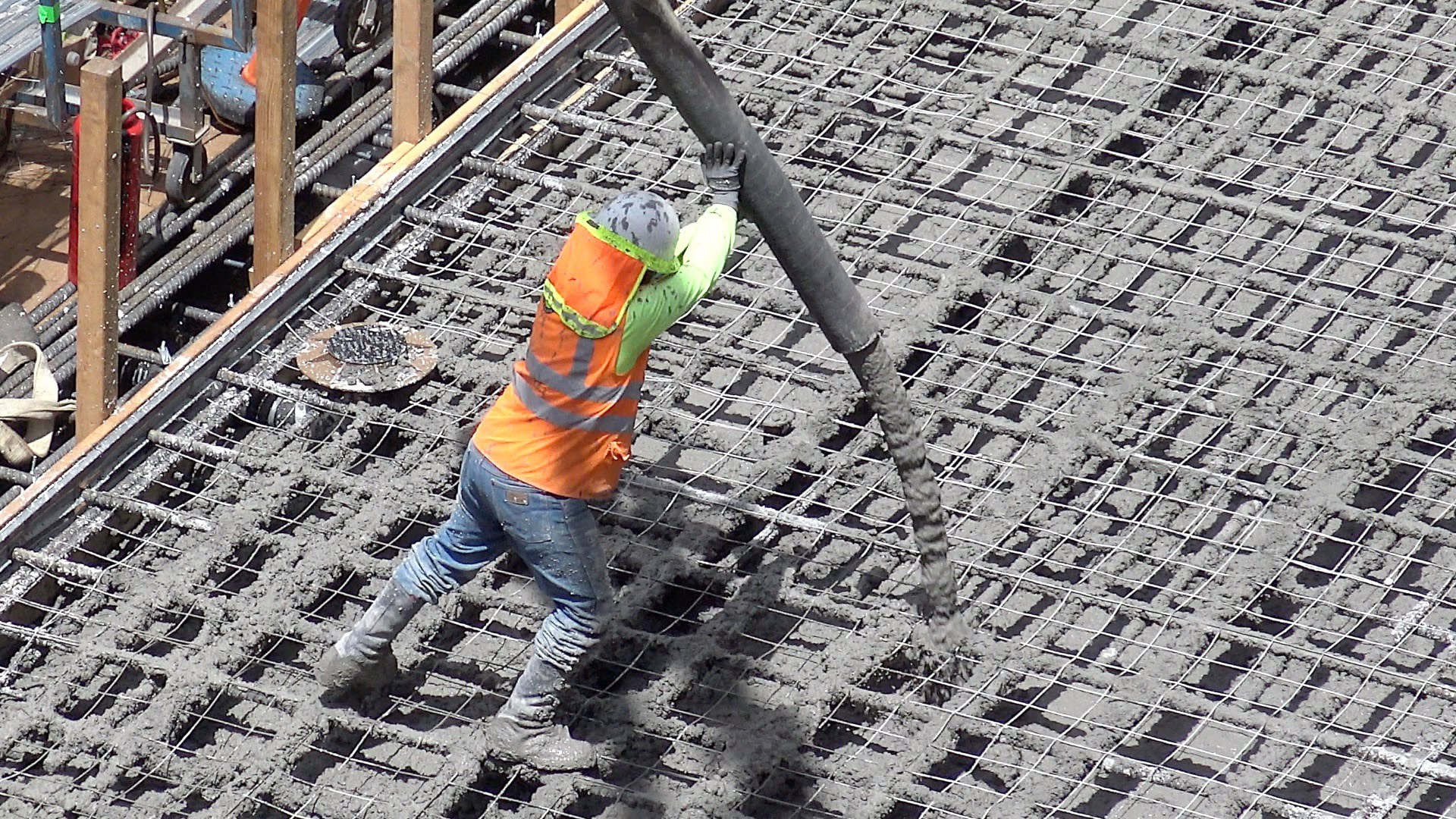 Нарушение строительных норм. Стройка бетон. Заливка бетона. Укладка бетона. Монолитные работы.