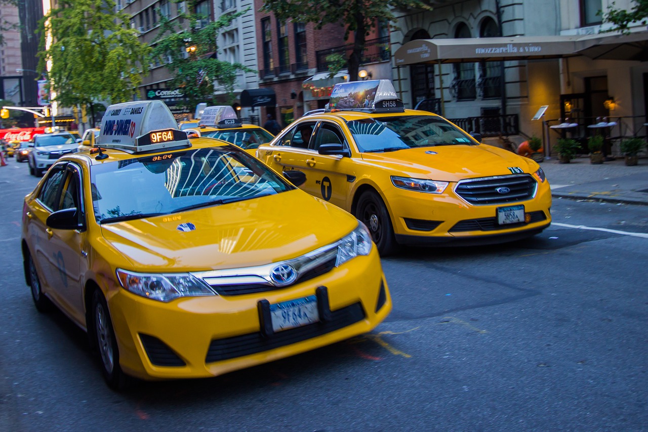 Машины для такси 2024 какие подходят. Toyota Camry New York Taxi. Машина "такси". Таха машина. Желтая машина такси.