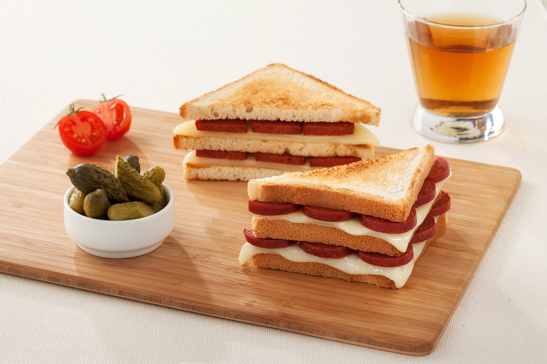 Tea toast. Тосты. Тосты с колбасой. Тост фаст фуд. Турецкий тост