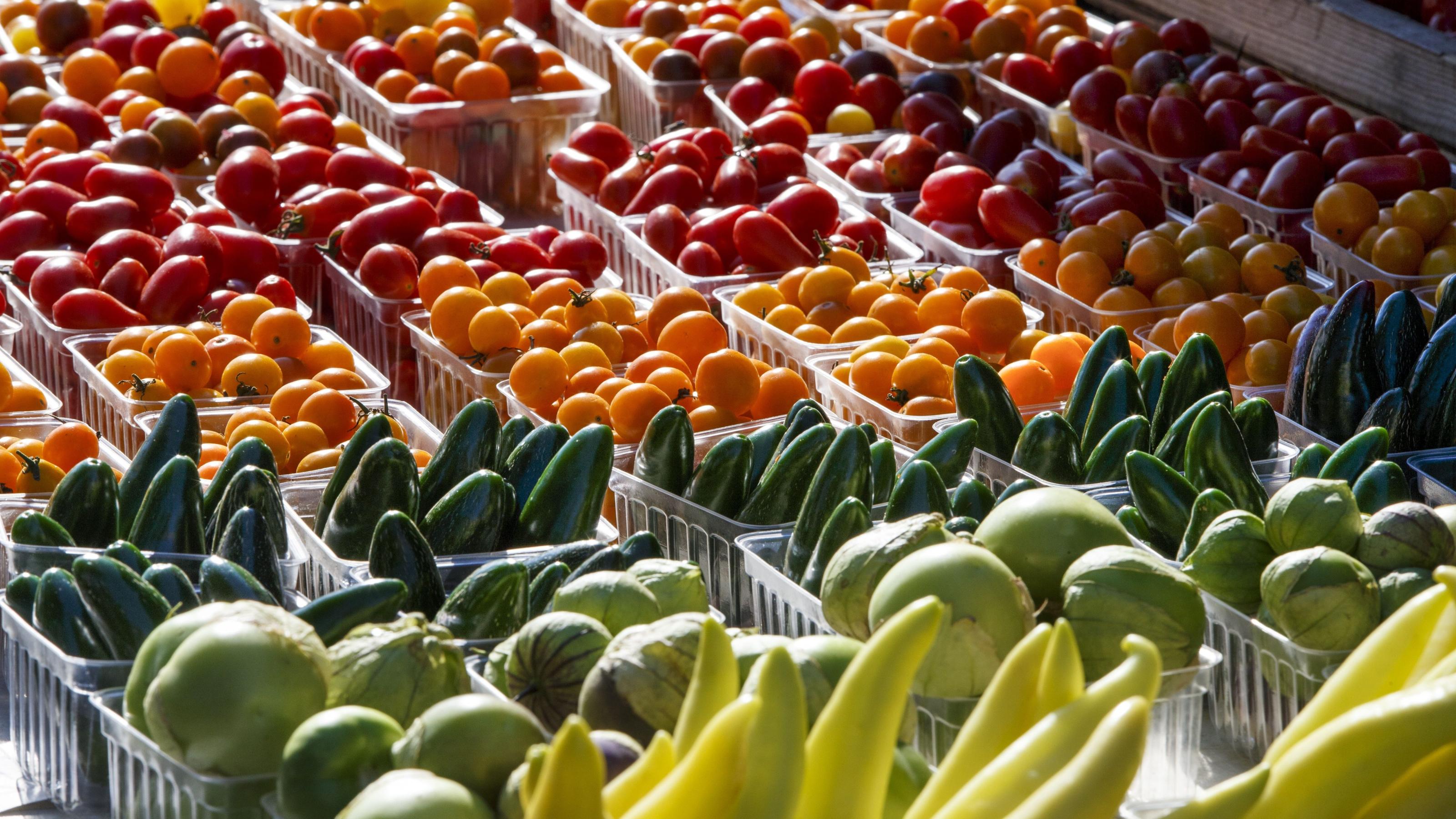 Fruit trading. Летний огород. Руанда фрукты овощи. Клубные овощи. Огород в Африке.